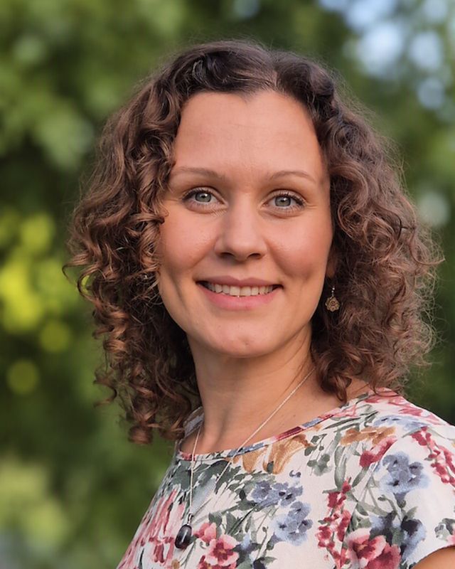 Porträt von Nadine Thiessenhusen, lächelnd im Grünen